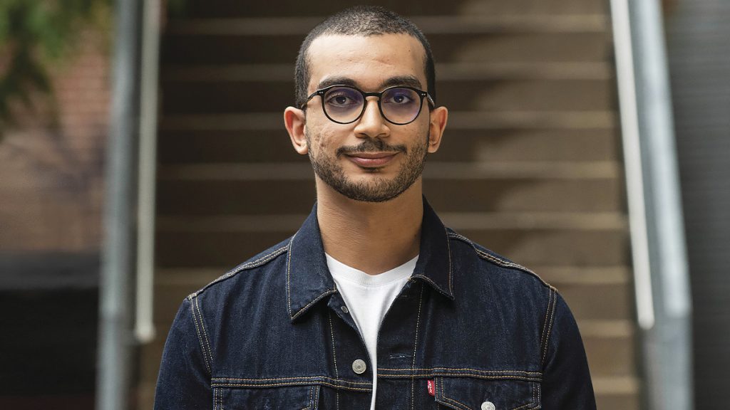 Portrait d'un étudiant debout devant des escaliers